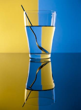 de vidro, colher, água, amarelo, azul Alex Salcedo - Dreamstime
