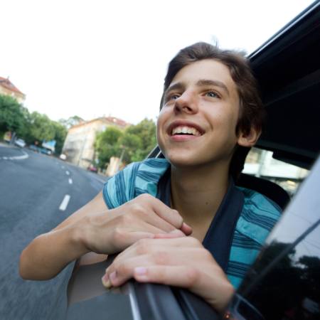carro, janela, menino, estrada, sorriso Grisho - Dreamstime