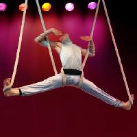 O homem, penduradas, circo, vermelho, cordas Galina Barskaya - Dreamstime