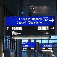 Pixwords Com a imagem sinal, o check-in do aeroporto, seta Fmua