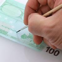 Pixwords Com a imagem O homem, dinheiro, mão, euro, 100 verde Igor Sinitsyn (Igors)
