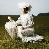 mulher, velho, guarda-chuva, branco, campo, grama George Mayer - Dreamstime
